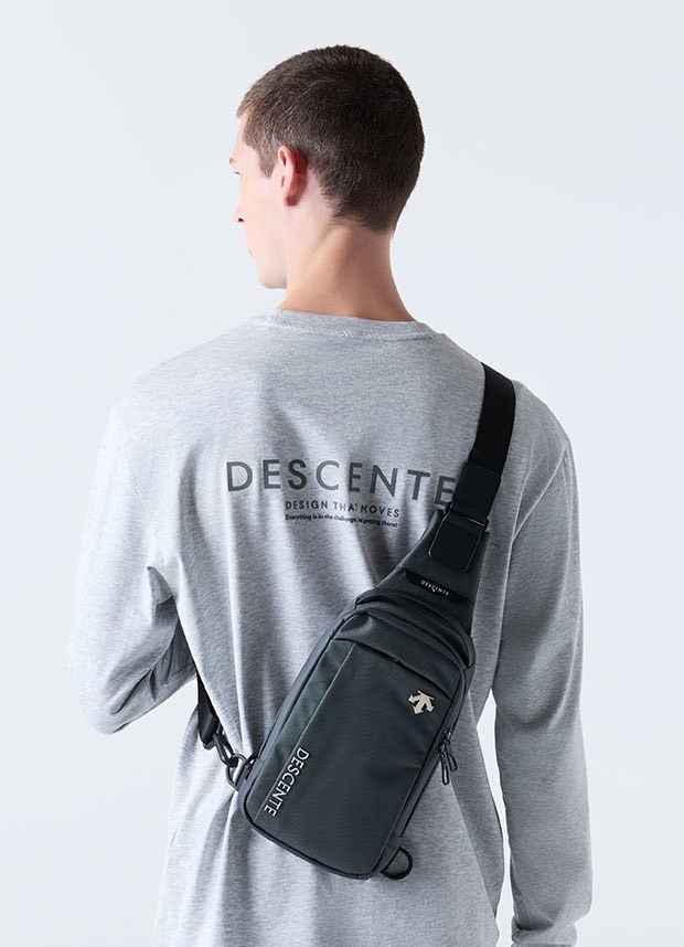 DESCENTE 迪桑特 經典 小LOGO 斜背小包 防潑水材質 鐵灰色