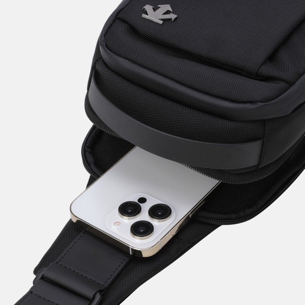 DESCENTE 迪桑特 經典 小LOGO 斜背小包 防潑水材質 黑色