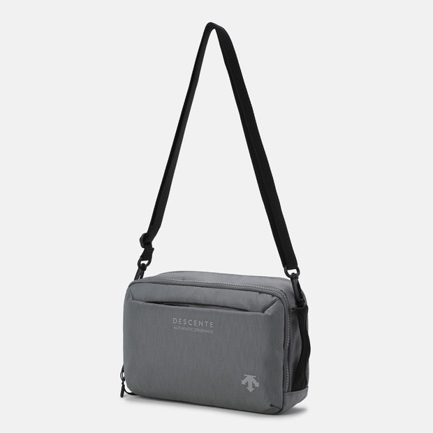DESCENTE 迪桑特 經典 小LOGO 斜側背小包 防潑水材質 深灰色