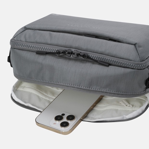 DESCENTE 迪桑特 經典 小LOGO 斜側背小包 防潑水材質 深灰色