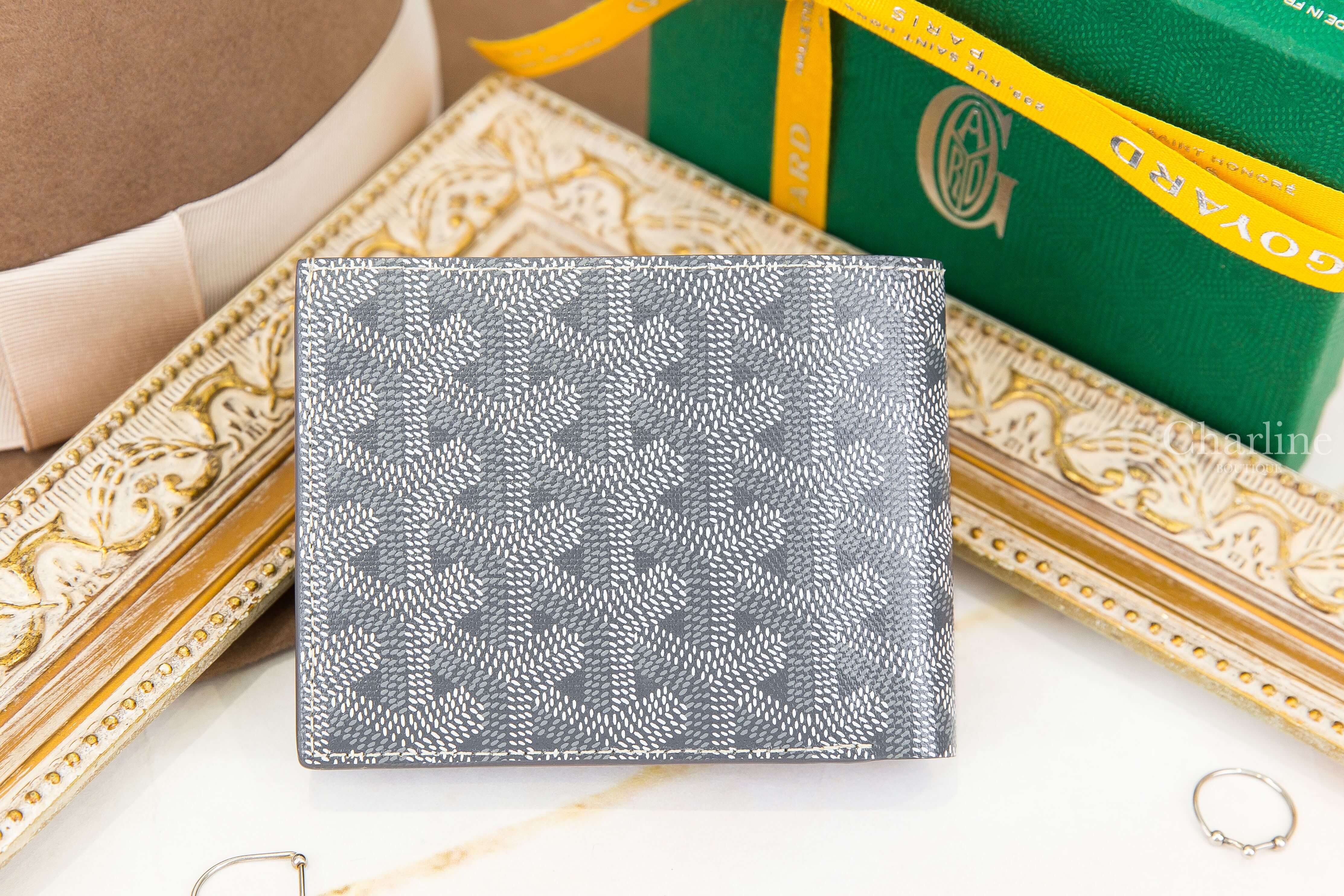 Goyard Victoire Wallet Initials 灰色帆布小牛皮拼黃色夾層內裡客製化字母短夾-Charline Boutique 精品代購