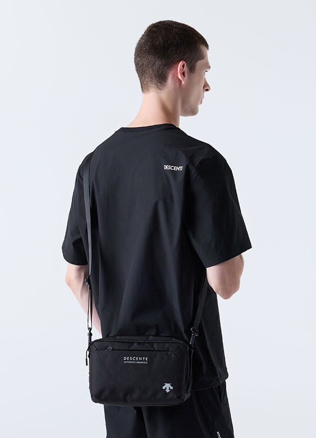 DESCENTE 迪桑特 經典 小LOGO 斜側背小包 防潑水材質 黑色