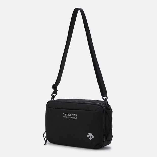 DESCENTE 迪桑特 經典 小LOGO 斜側背小包 防潑水材質 黑色