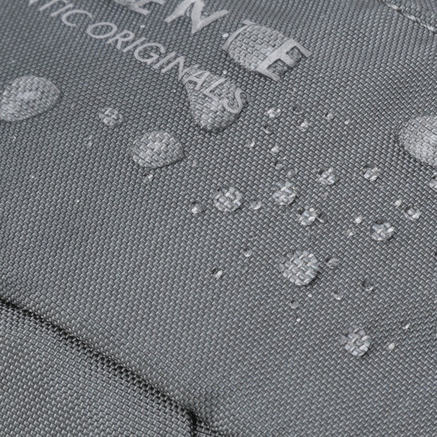 DESCENTE 迪桑特 經典 小LOGO 斜背運動小包 防潑水材質 灰色