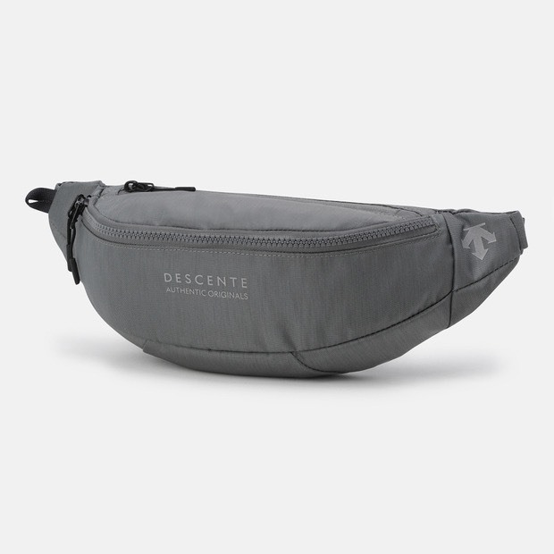 DESCENTE 迪桑特 經典 小LOGO 斜背運動小包 防潑水材質 灰色