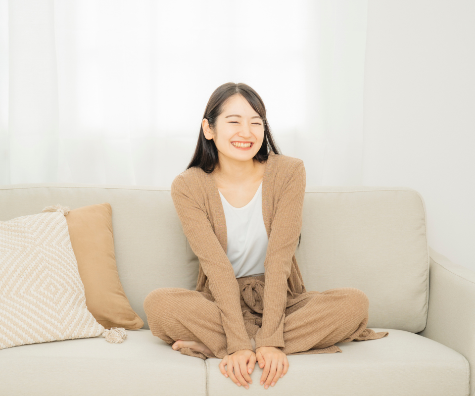 一位女性坐在沙發上，清爽自在