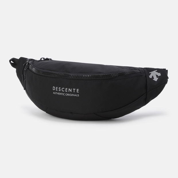 DESCENTE 迪桑特 經典 小LOGO 斜背運動小包 防潑水材質 黑色