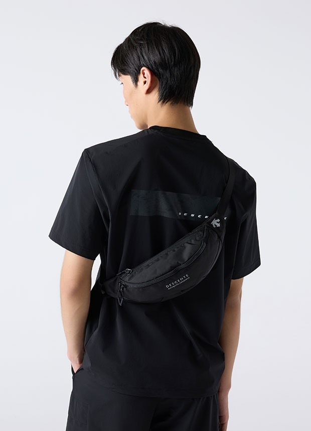 DESCENTE 迪桑特 經典 小LOGO 斜背運動小包 防潑水材質 黑色
