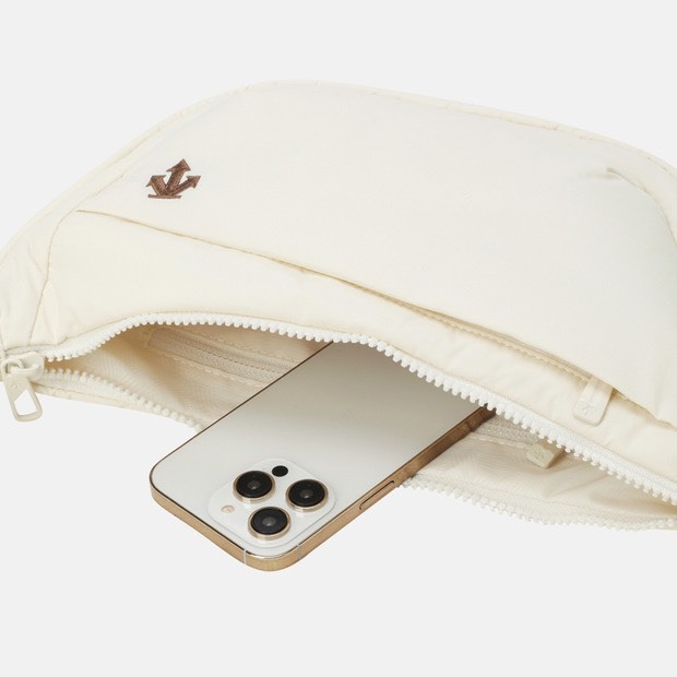 DESCENTE 迪桑特 經典 小LOGO 擴充置物功能 斜背包 米白色