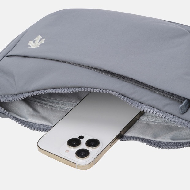 DESCENTE 迪桑特 經典 小LOGO 擴充置物功能 斜背包 灰色