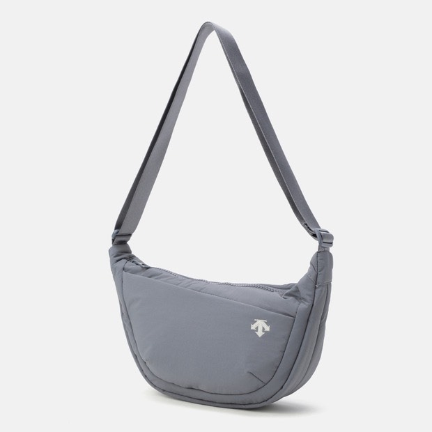 DESCENTE 迪桑特 經典 小LOGO 擴充置物功能 斜背包 灰色