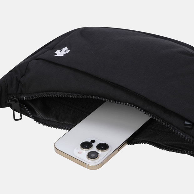 DESCENTE 迪桑特 經典 小LOGO 擴充置物功能 斜背包 黑色