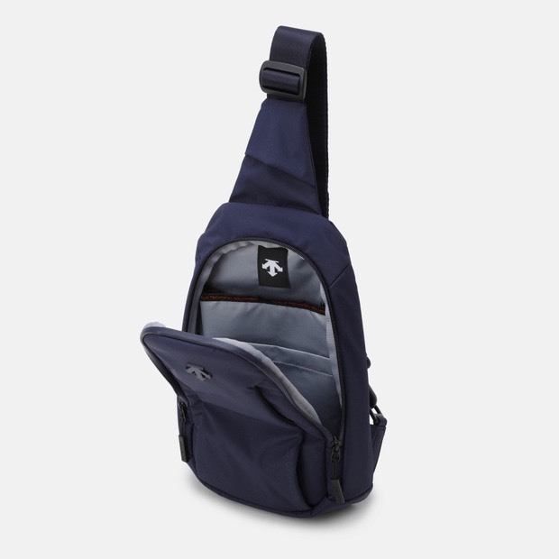 DESCENTE 迪桑特 經典 小LOGO 斜背小包 深藍色