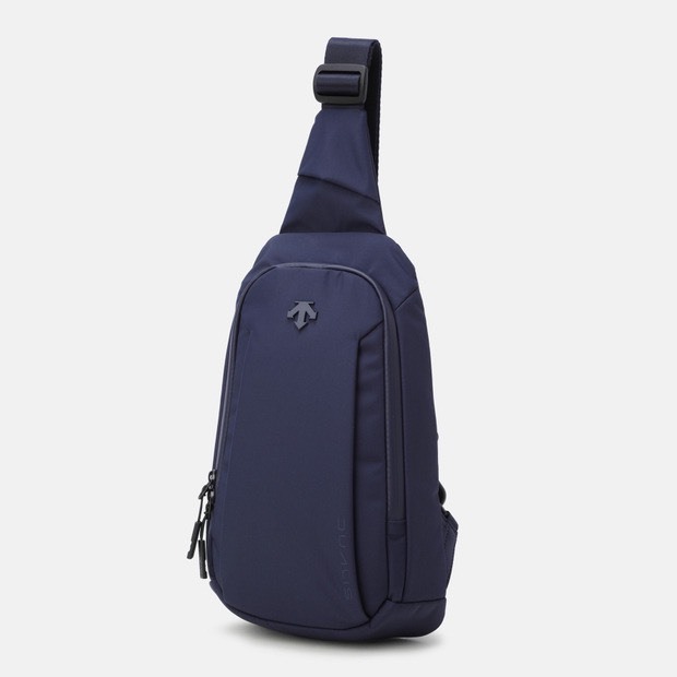 DESCENTE 迪桑特 經典 小LOGO 斜背小包 深藍色