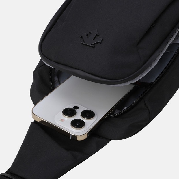 DESCENTE 迪桑特 經典 小LOGO 斜背小包 黑色