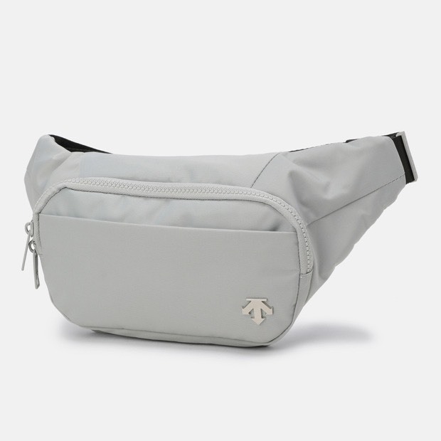 DESCENTE 迪桑特 經典 小LOGO 斜背運動小包 防潑水材質 灰色