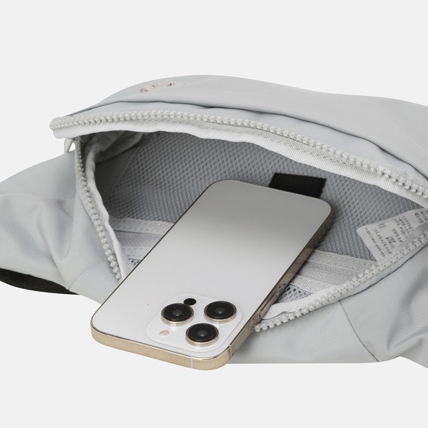 DESCENTE 迪桑特 經典 小LOGO 斜背運動小包 防潑水材質 灰色