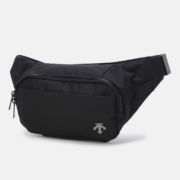 DESCENTE 迪桑特 經典 小LOGO 斜背運動小包 防潑水材質 黑色