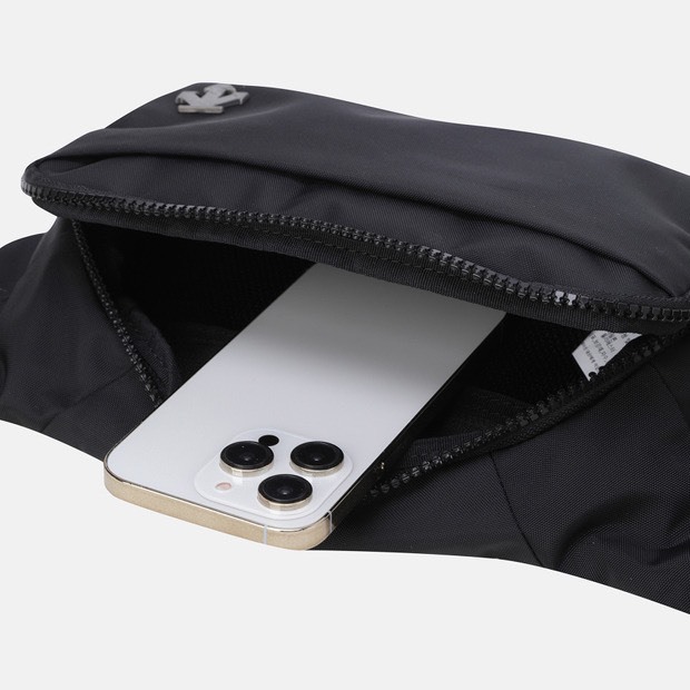 DESCENTE 迪桑特 經典 小LOGO 斜背運動小包 防潑水材質 黑色