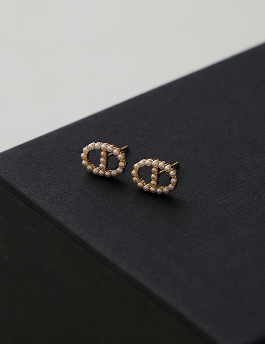 迷你珍珠豬鼻。針式耳環