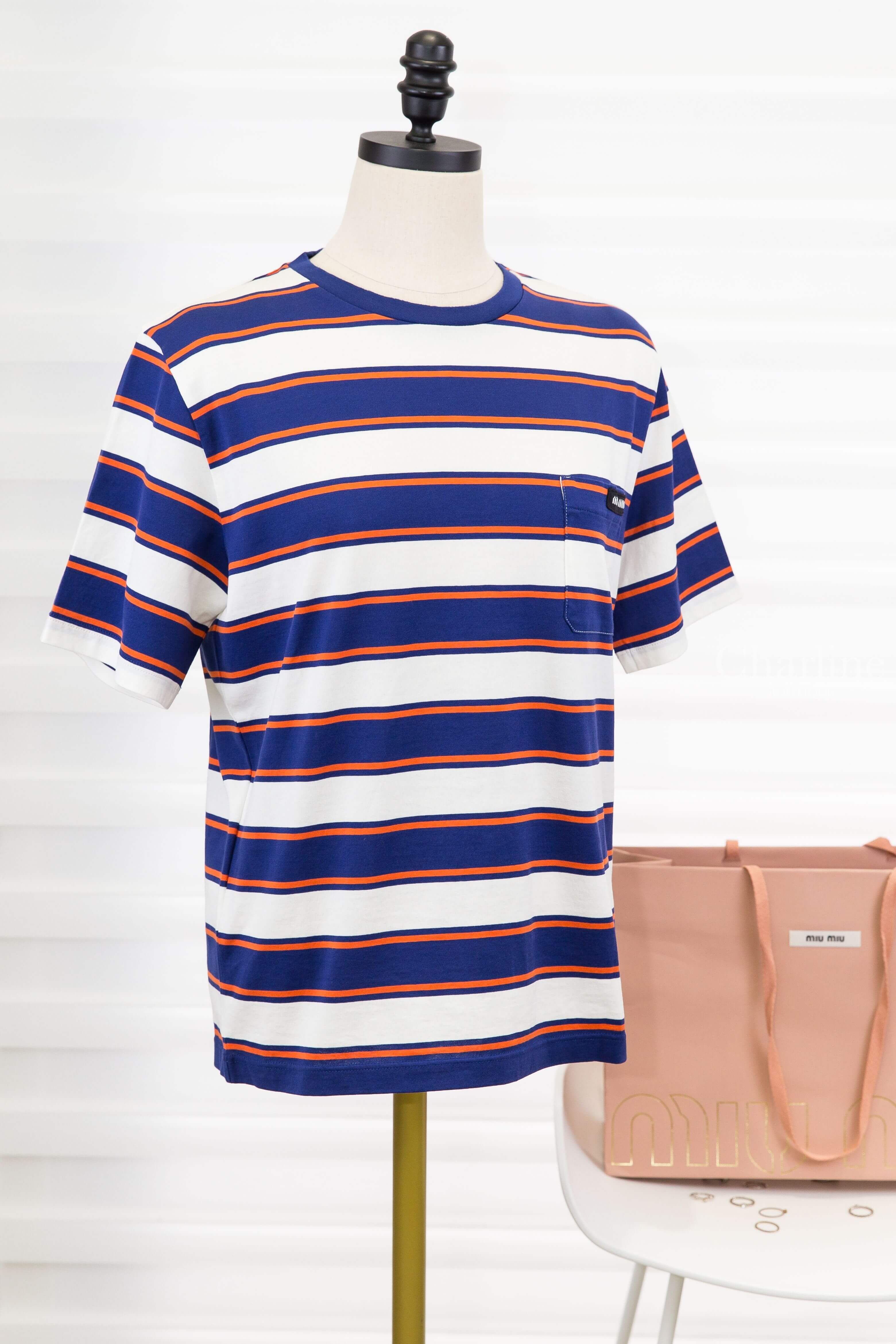 Miu Miu Jersey T-shirt 白色墨水藍赤陶紅橫條紋黑底白字標籤口袋短袖棉T-Charline Boutique 精品代購