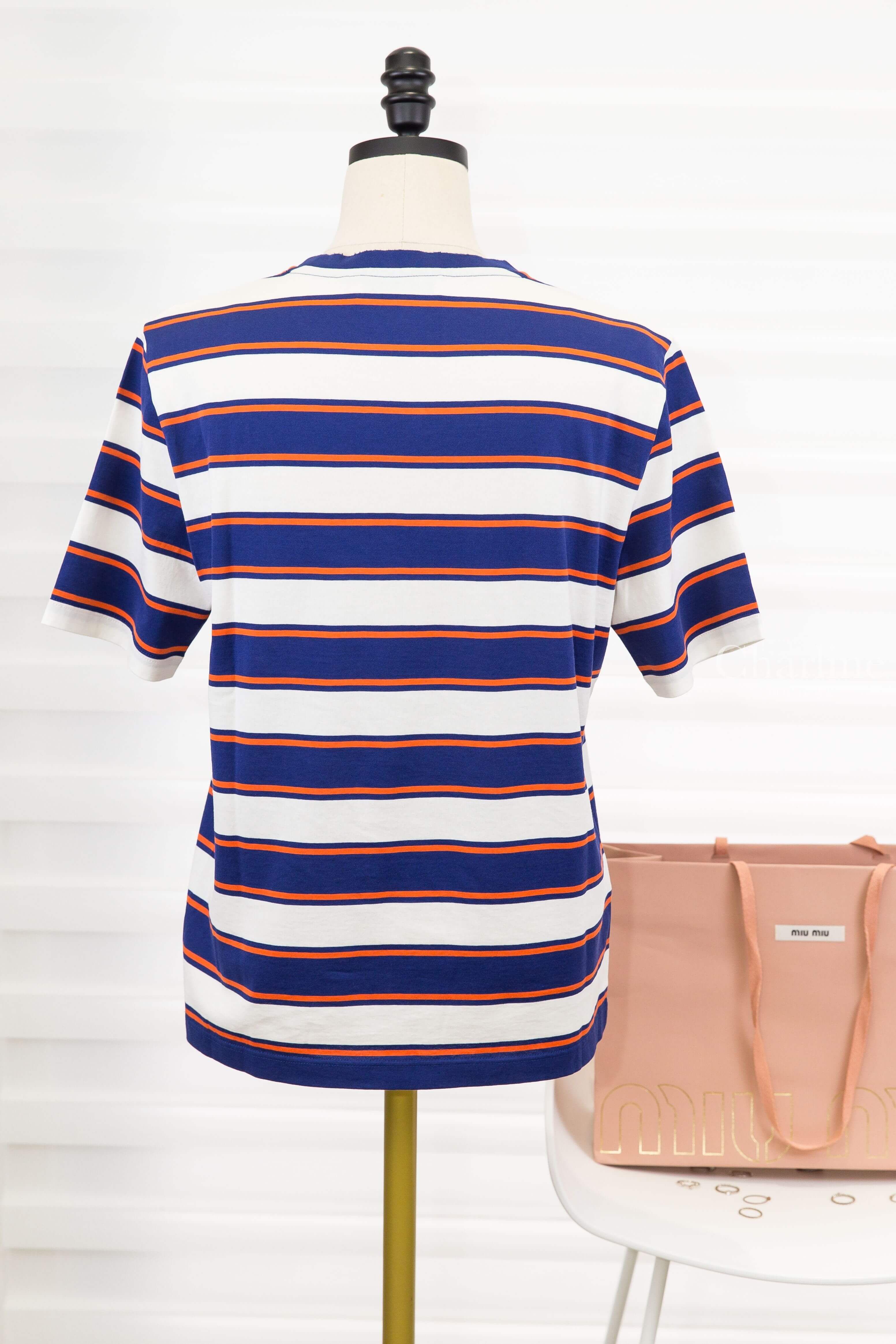 Miu Miu Jersey T-shirt 白色墨水藍赤陶紅橫條紋黑底白字標籤口袋短袖棉T-Charline Boutique 精品代購