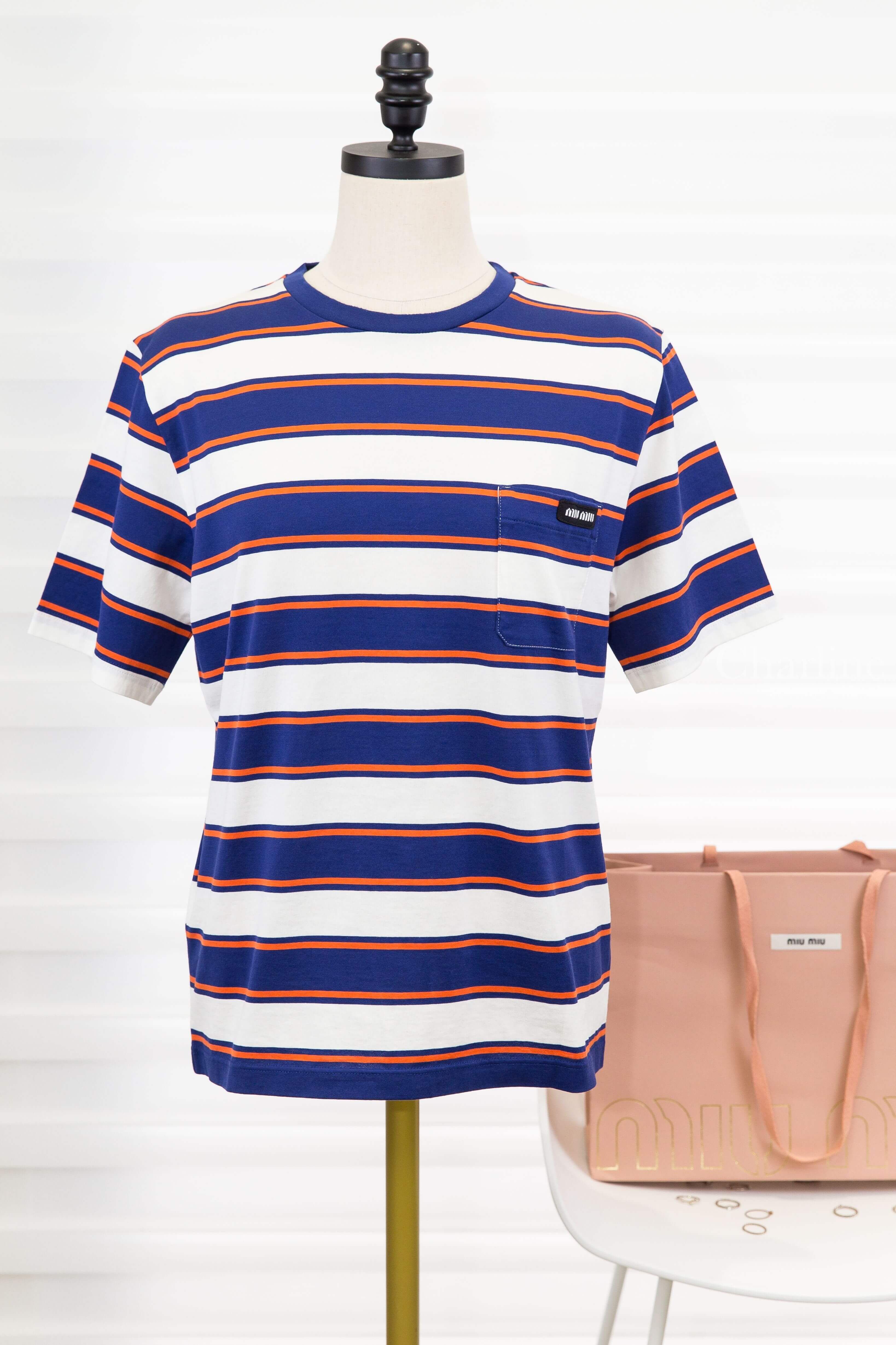 Miu Miu Jersey T-shirt 白色墨水藍赤陶紅橫條紋黑底白字標籤口袋短袖棉T-Charline Boutique 精品代購