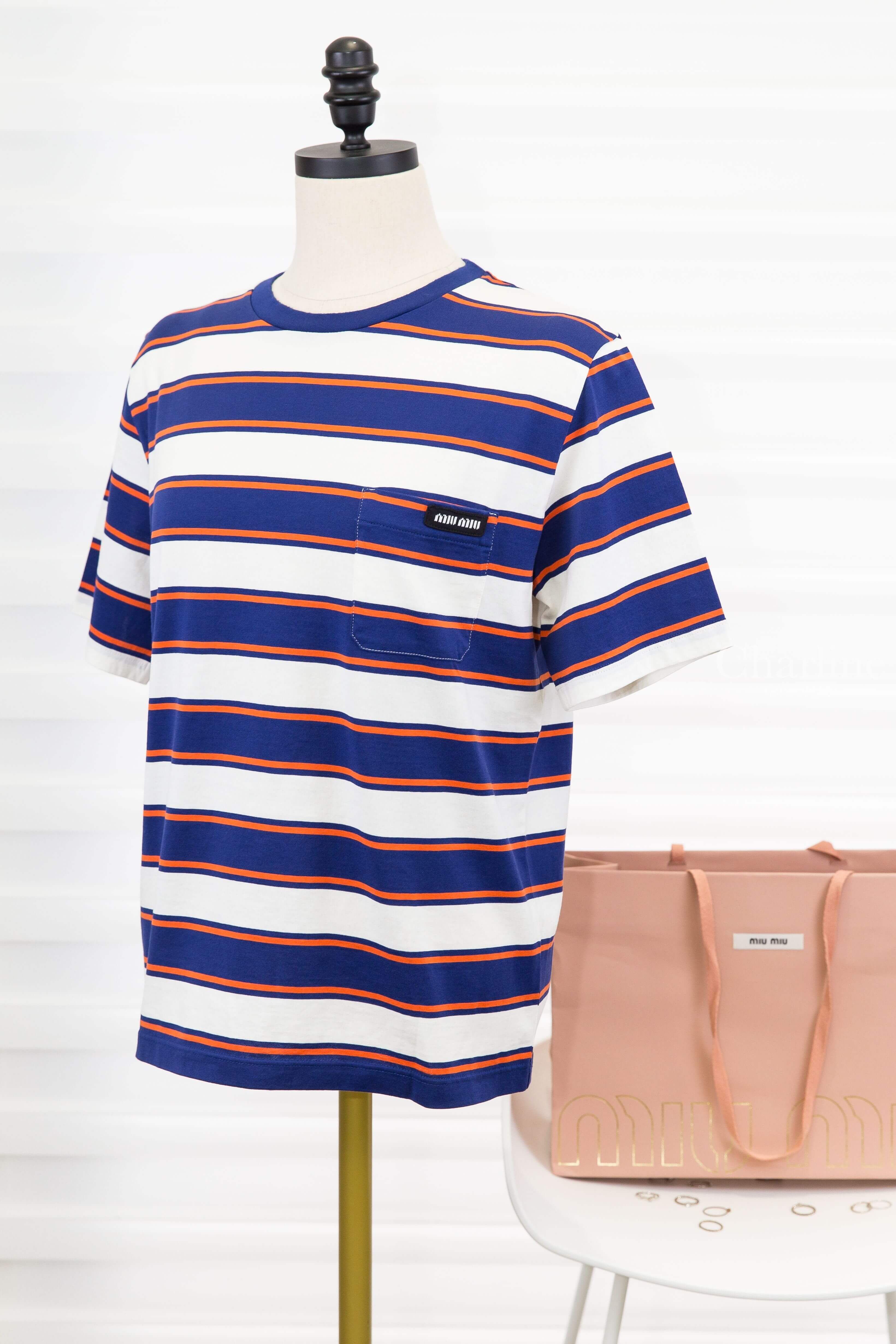 Miu Miu Jersey T-shirt 白色墨水藍赤陶紅橫條紋黑底白字標籤口袋短袖棉T-Charline Boutique 精品代購