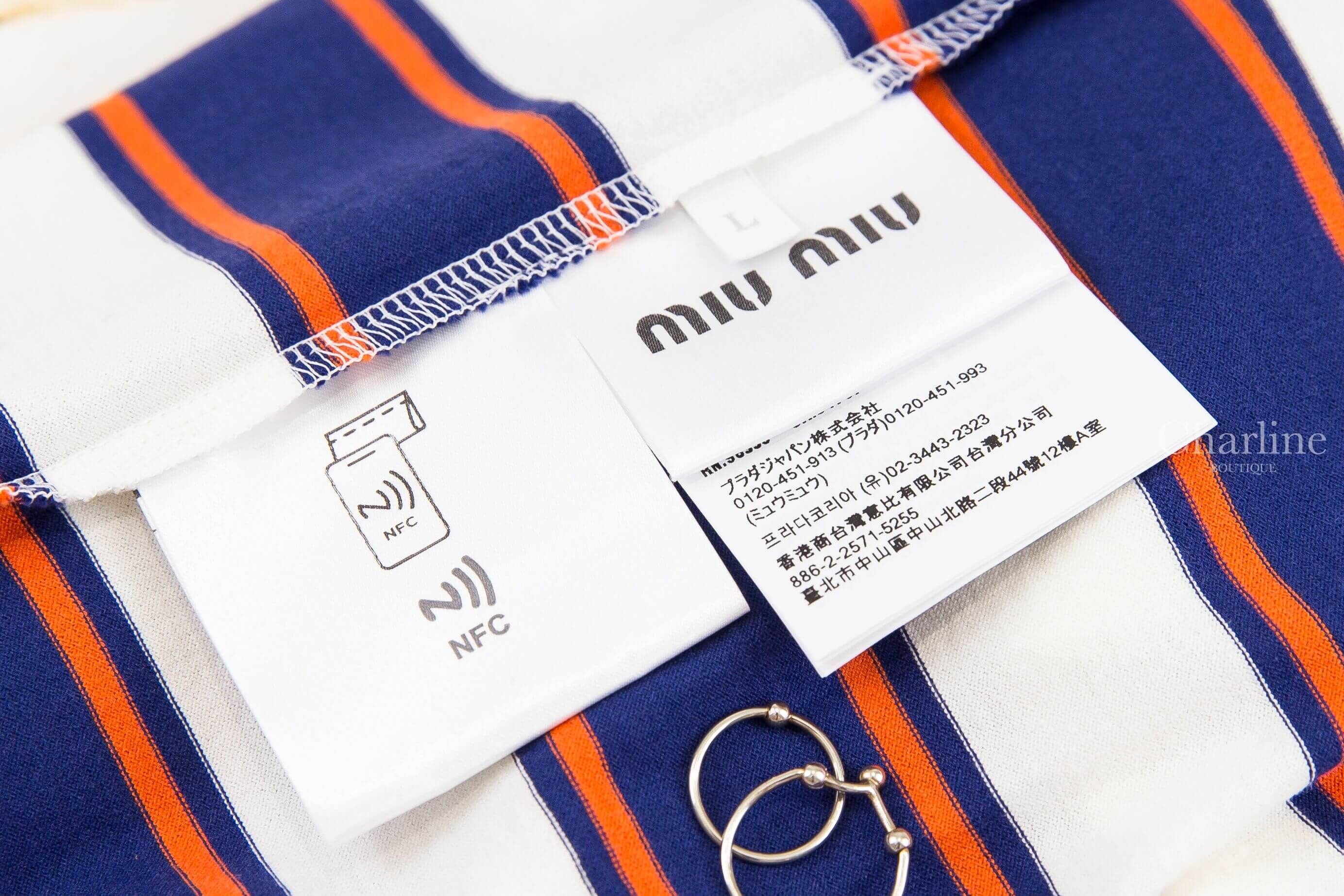 Miu Miu Jersey T-shirt 白色墨水藍赤陶紅橫條紋黑底白字標籤口袋短袖棉T-Charline Boutique 精品代購