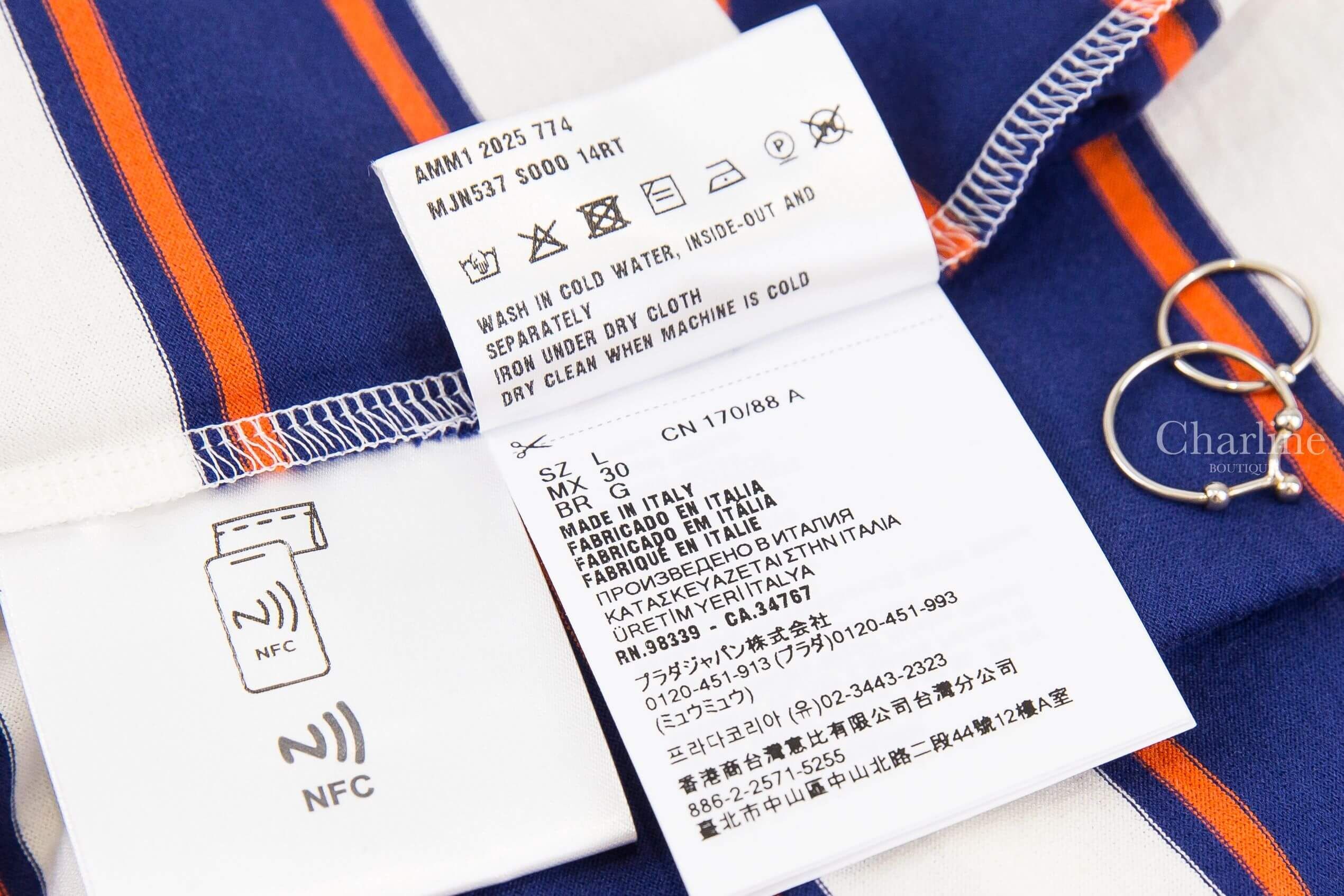 Miu Miu Jersey T-shirt 白色墨水藍赤陶紅橫條紋黑底白字標籤口袋短袖棉T-Charline Boutique 精品代購