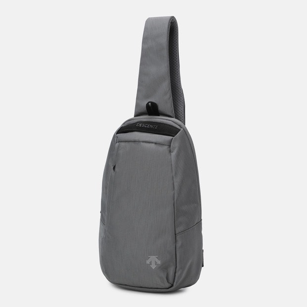 DESCENTE 迪桑特 經典 小LOGO 斜背小包 背帶卡片夾層 防潑水材質 灰色