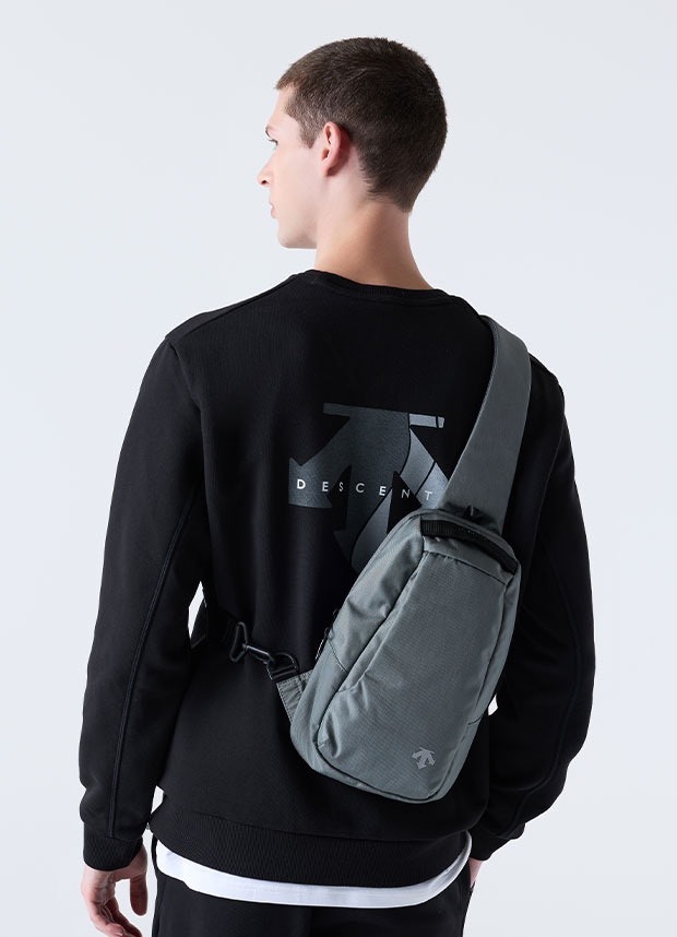 DESCENTE 迪桑特 經典 小LOGO 斜背小包 背帶卡片夾層 防潑水材質 灰色