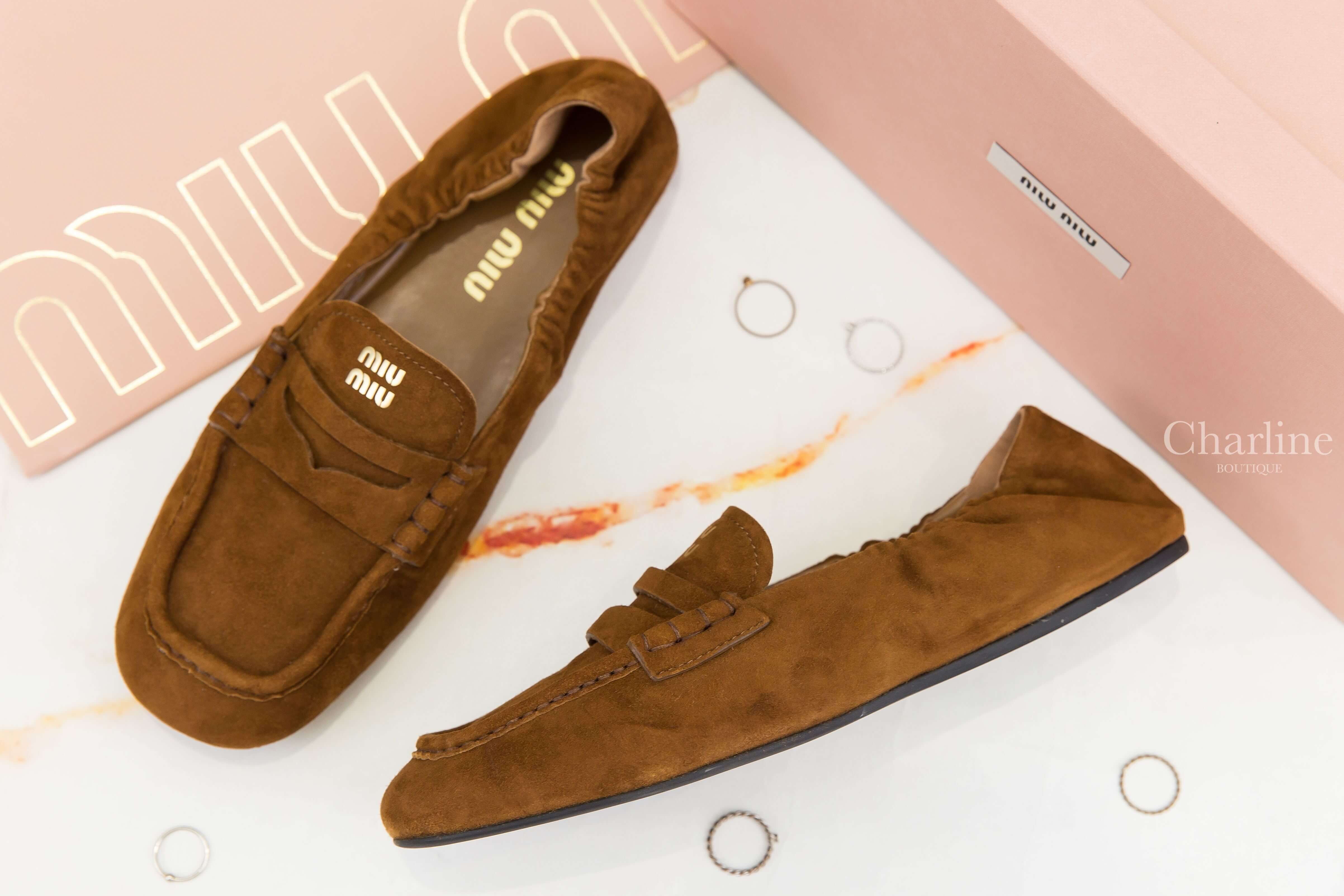 Miu Miu Ruches Suede Loafers 橡木色麂皮金色字母鬆緊褶飾鞋尾樂福鞋-Charline Boutique 精品代購