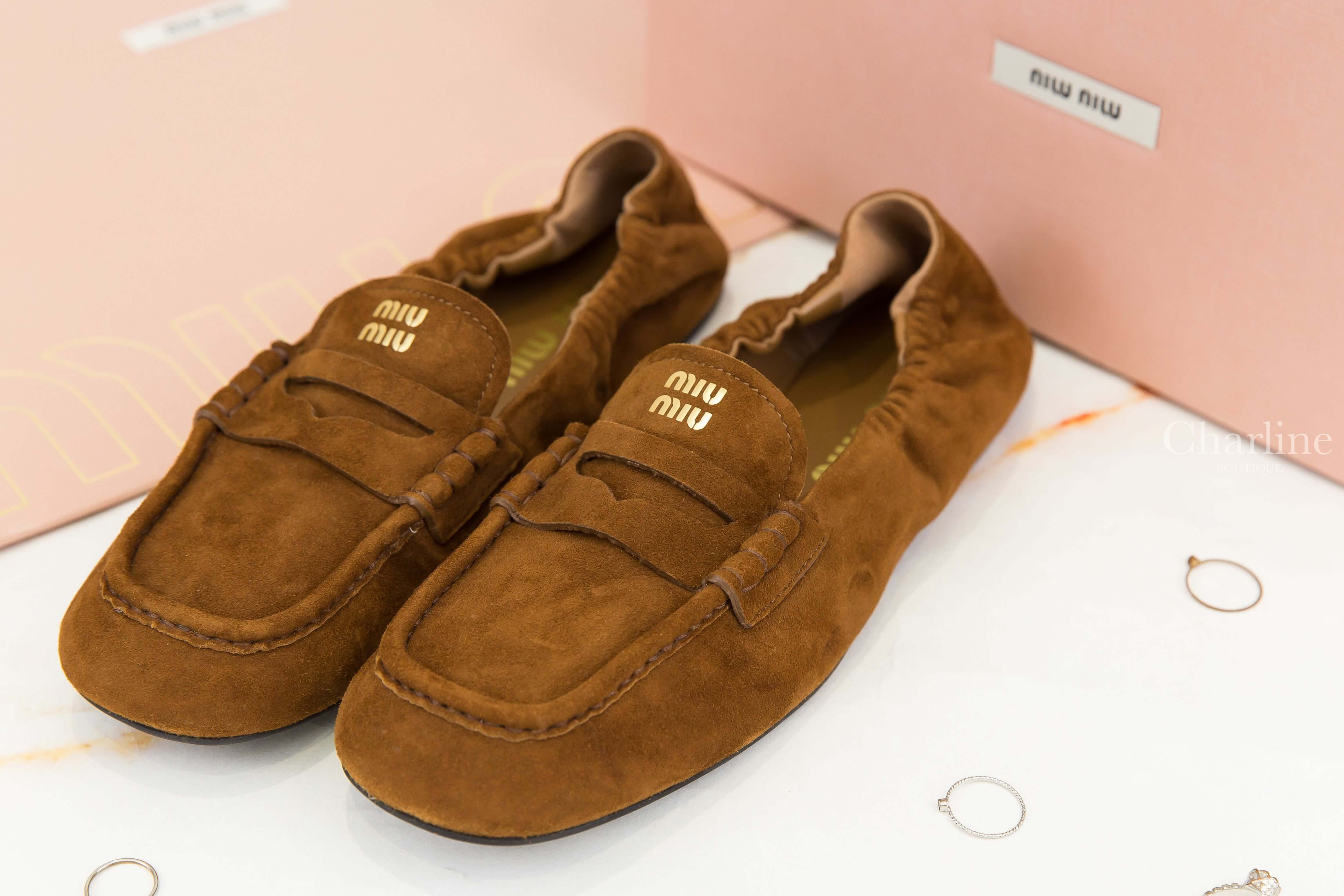 Miu Miu Ruches Suede Loafers 橡木色麂皮金色字母鬆緊褶飾鞋尾樂福鞋-Charline Boutique 精品代購
