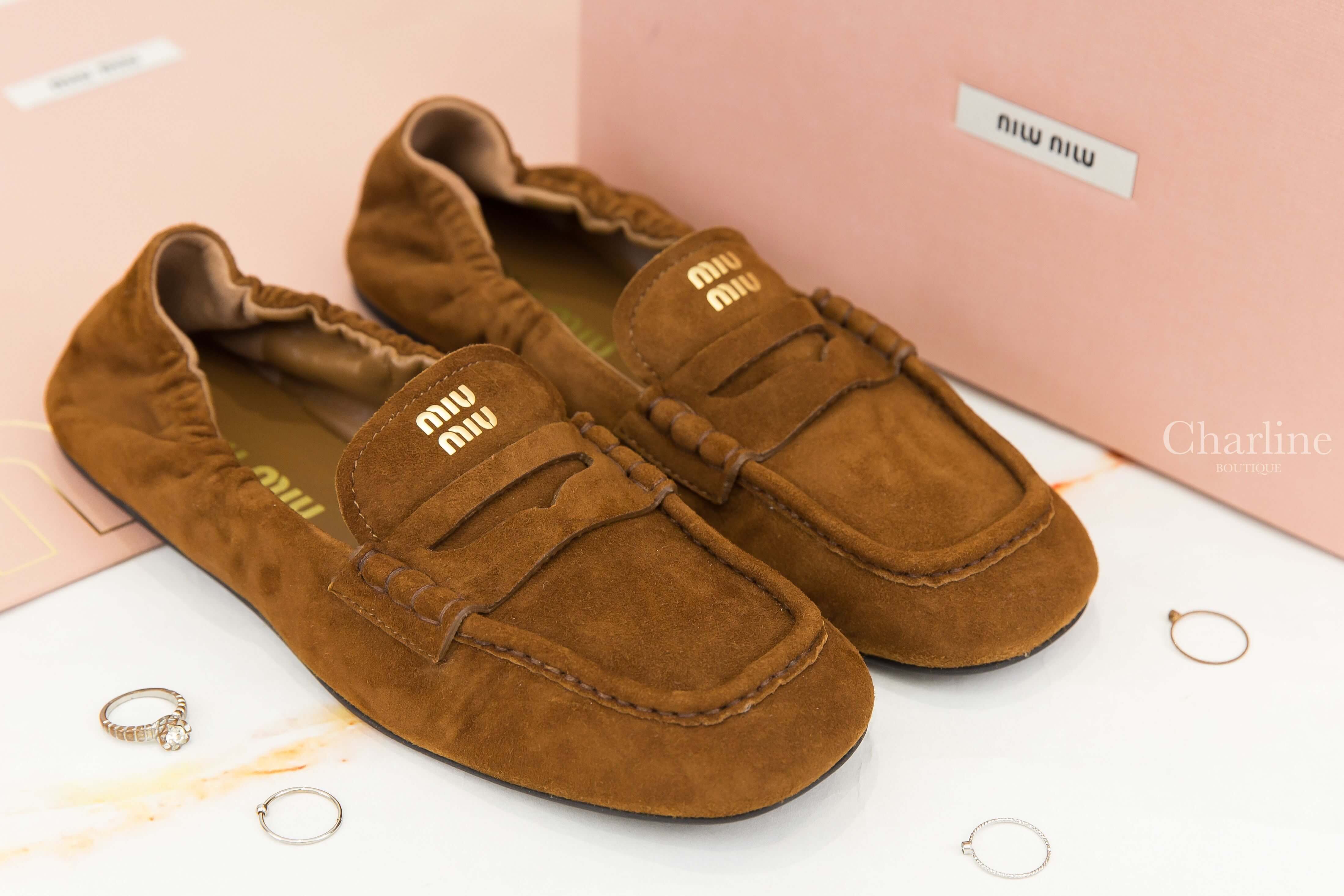 Miu Miu Ruches Suede Loafers 橡木色麂皮金色字母鬆緊褶飾鞋尾樂福鞋