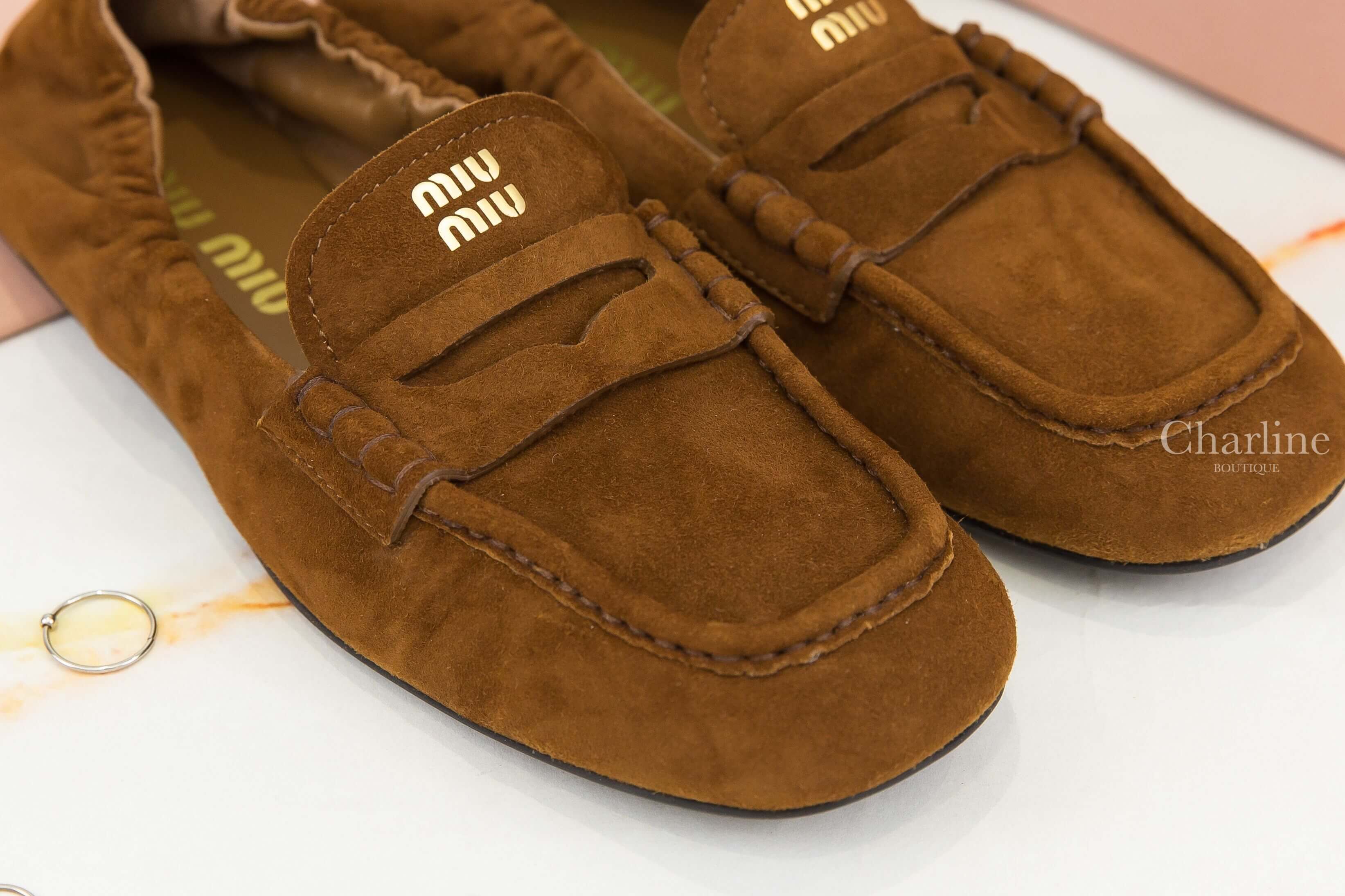 Miu Miu Ruches Suede Loafers 橡木色麂皮金色字母鬆緊褶飾鞋尾樂福鞋