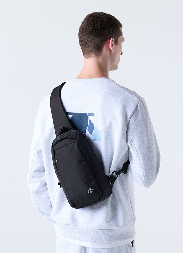 DESCENTE 迪桑特 經典 小LOGO 斜背小包 背帶卡片夾層 防潑水材質 黑色