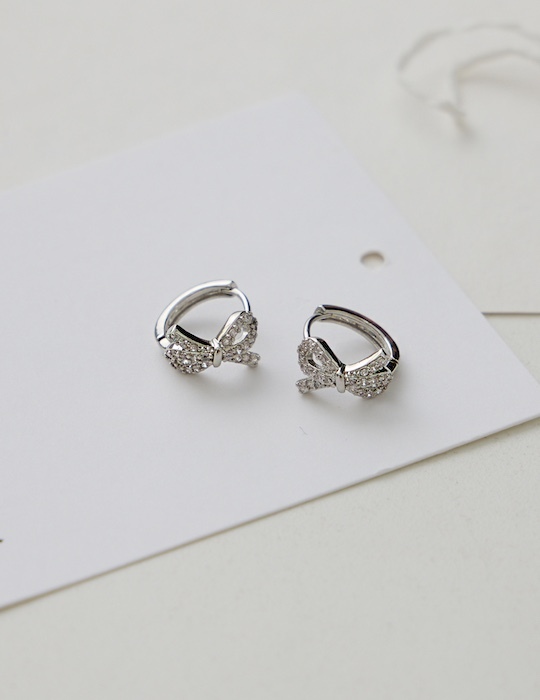 璀璨亮鑽蝴蝶結。針式耳環