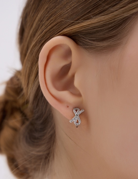 璀璨亮鑽蝴蝶結。夾式耳環