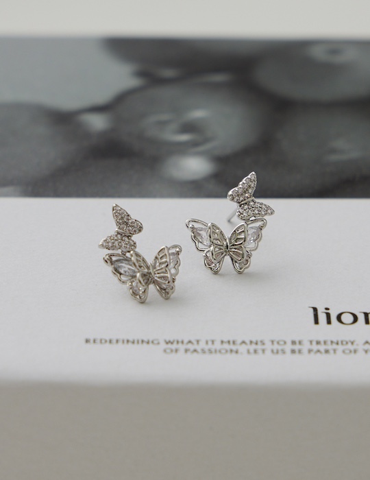 滿鑽蝶舞。針式耳環