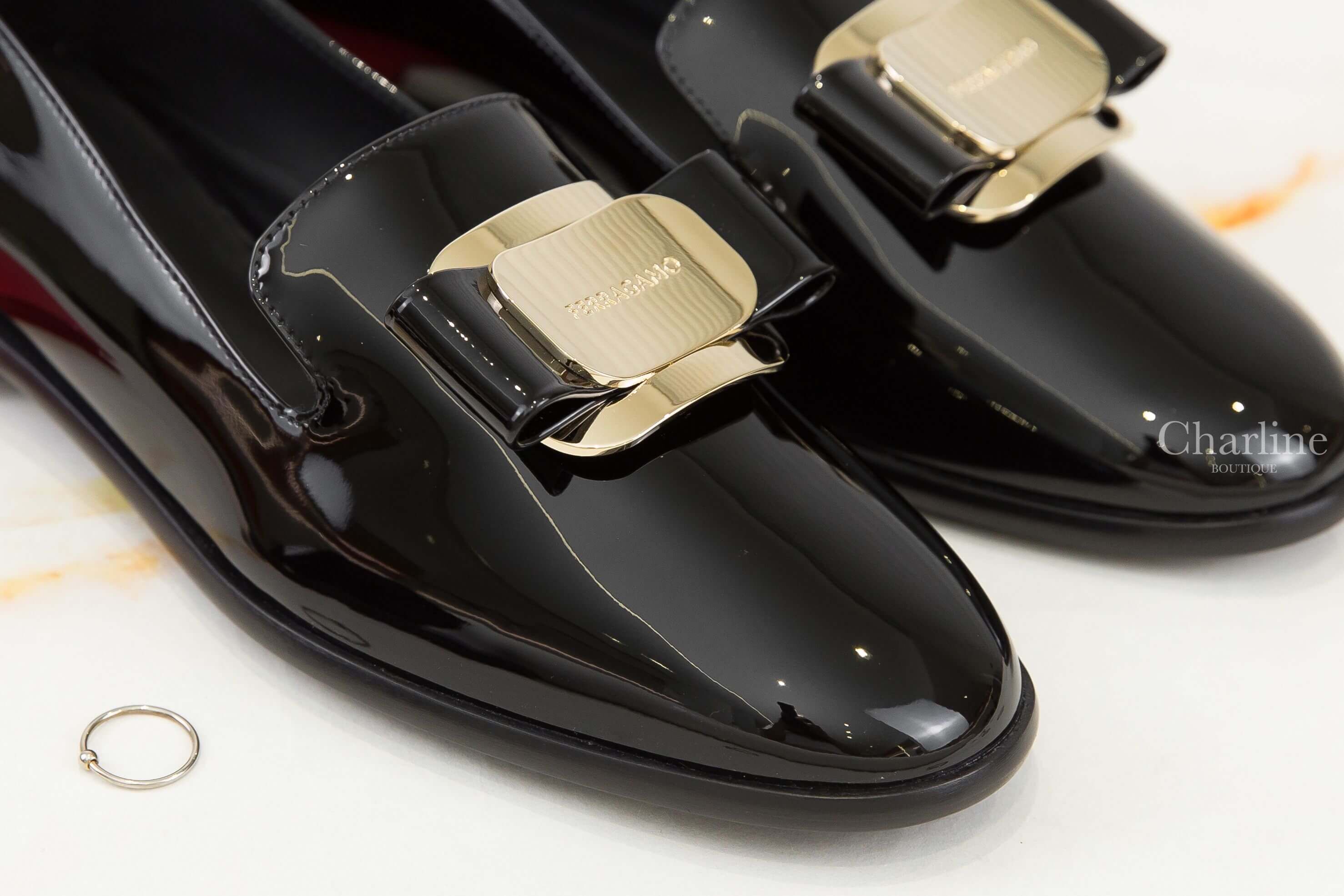 Ferragamo New Vara Plate Loafer 黑色漆皮同色金釦蝴蝶結樂福鞋