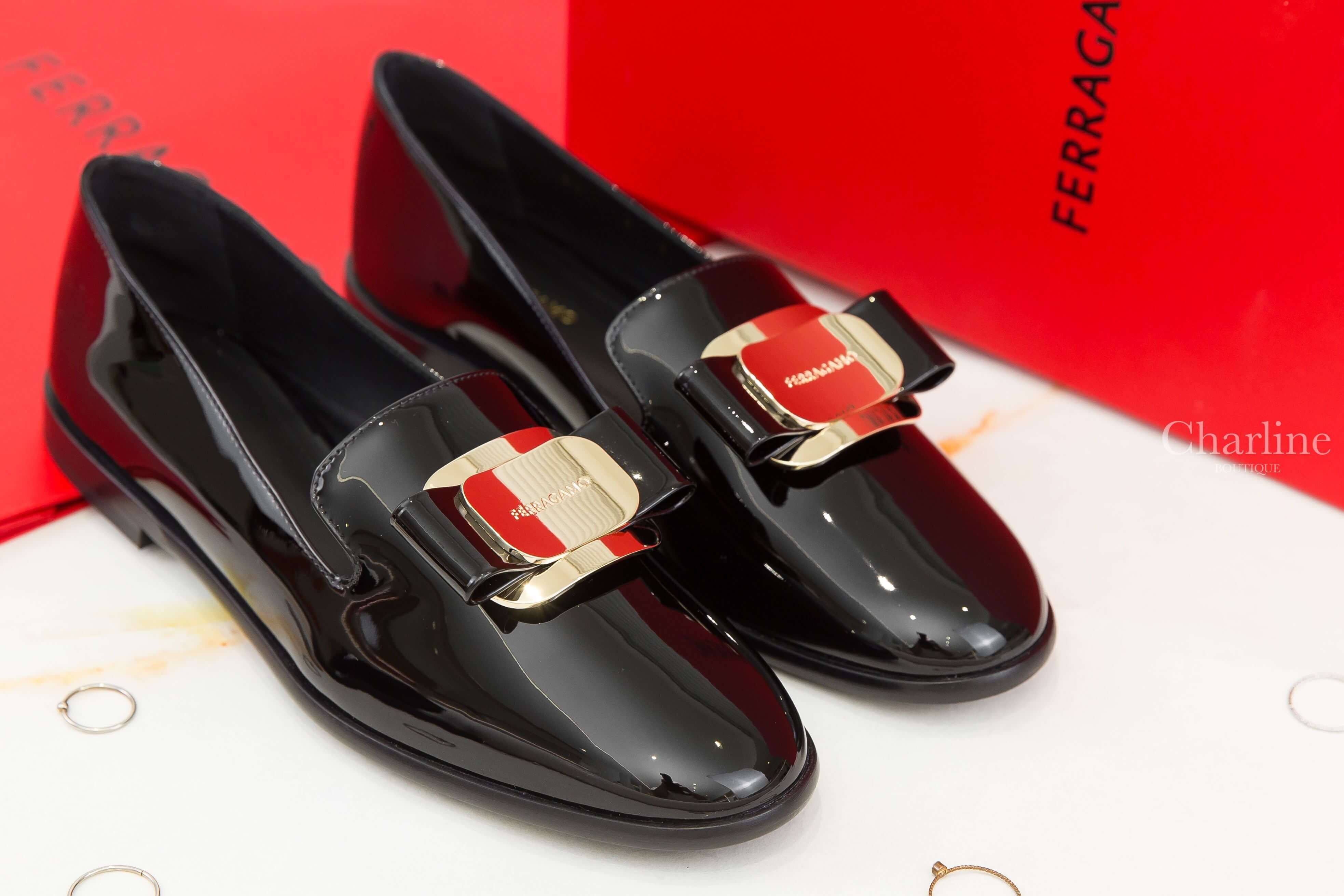 Ferragamo New Vara Plate Loafer 黑色漆皮同色金釦蝴蝶結樂福鞋-Charline Boutique 精品代購