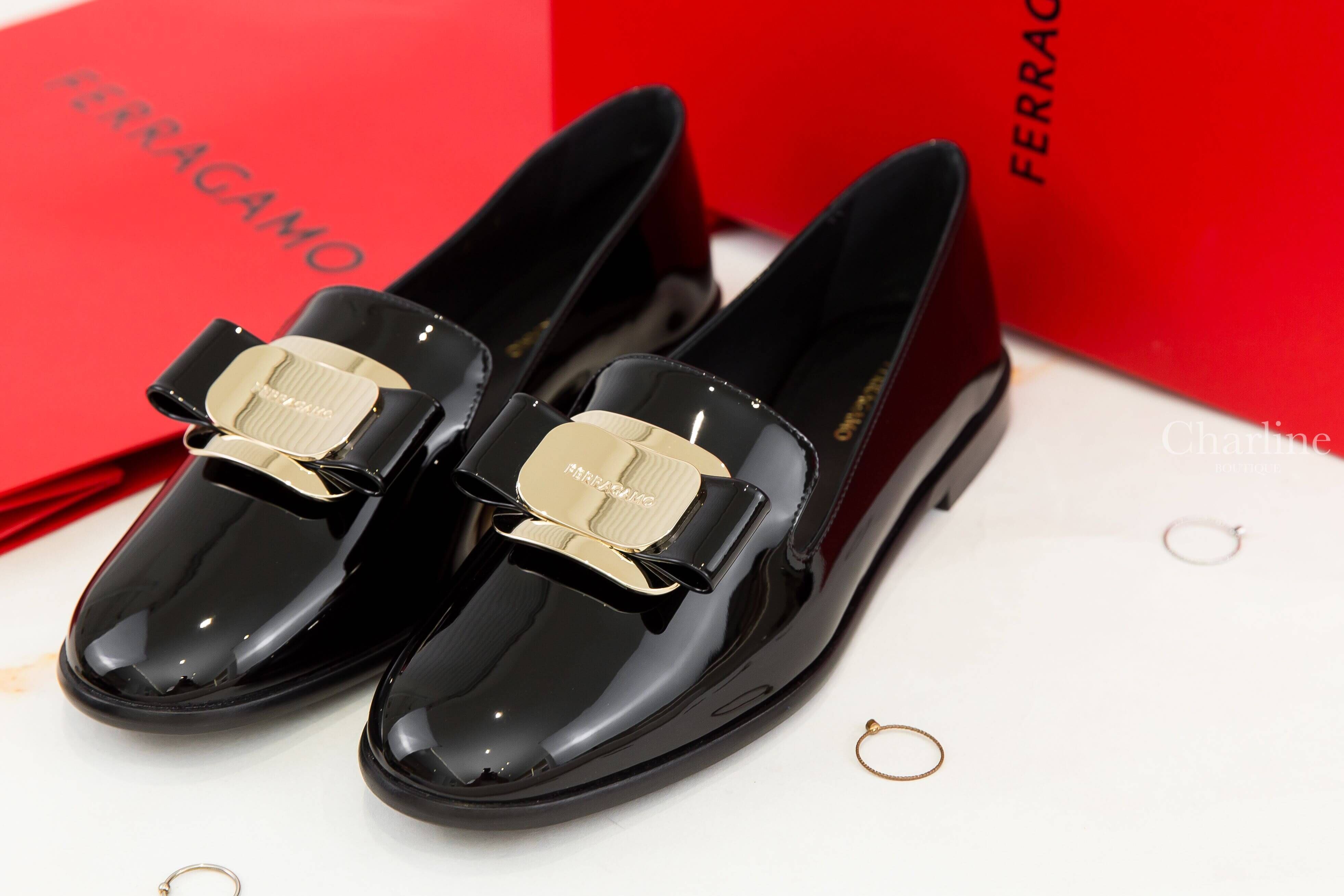 Ferragamo New Vara Plate Loafer 黑色漆皮同色金釦蝴蝶結樂福鞋-Charline Boutique 精品代購