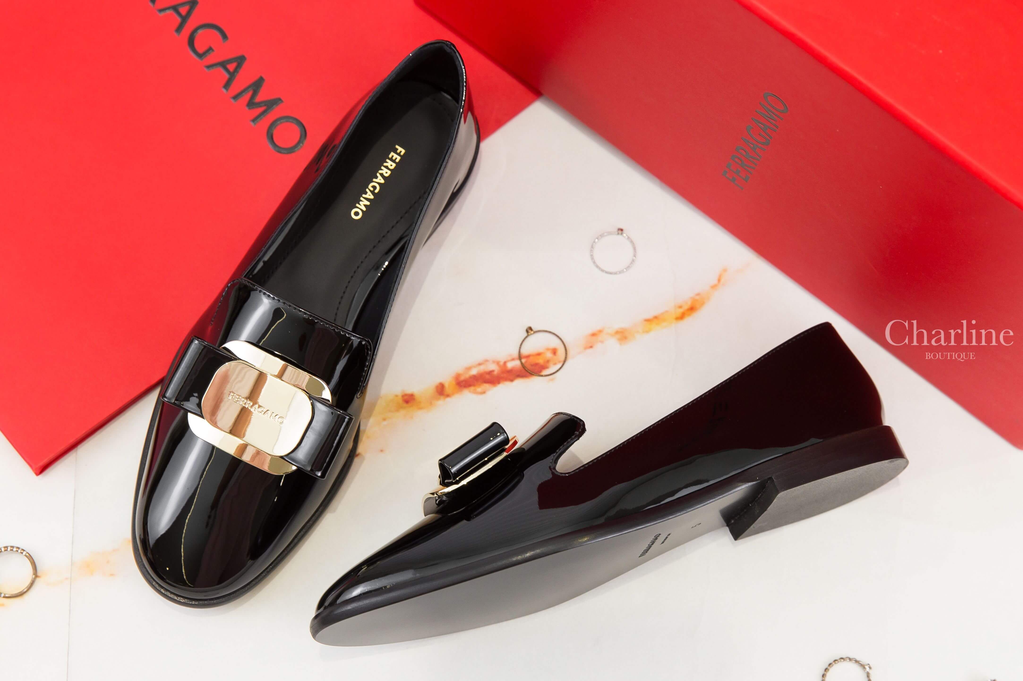 Ferragamo New Vara Plate Loafer 黑色漆皮同色金釦蝴蝶結樂福鞋-Charline Boutique 精品代購