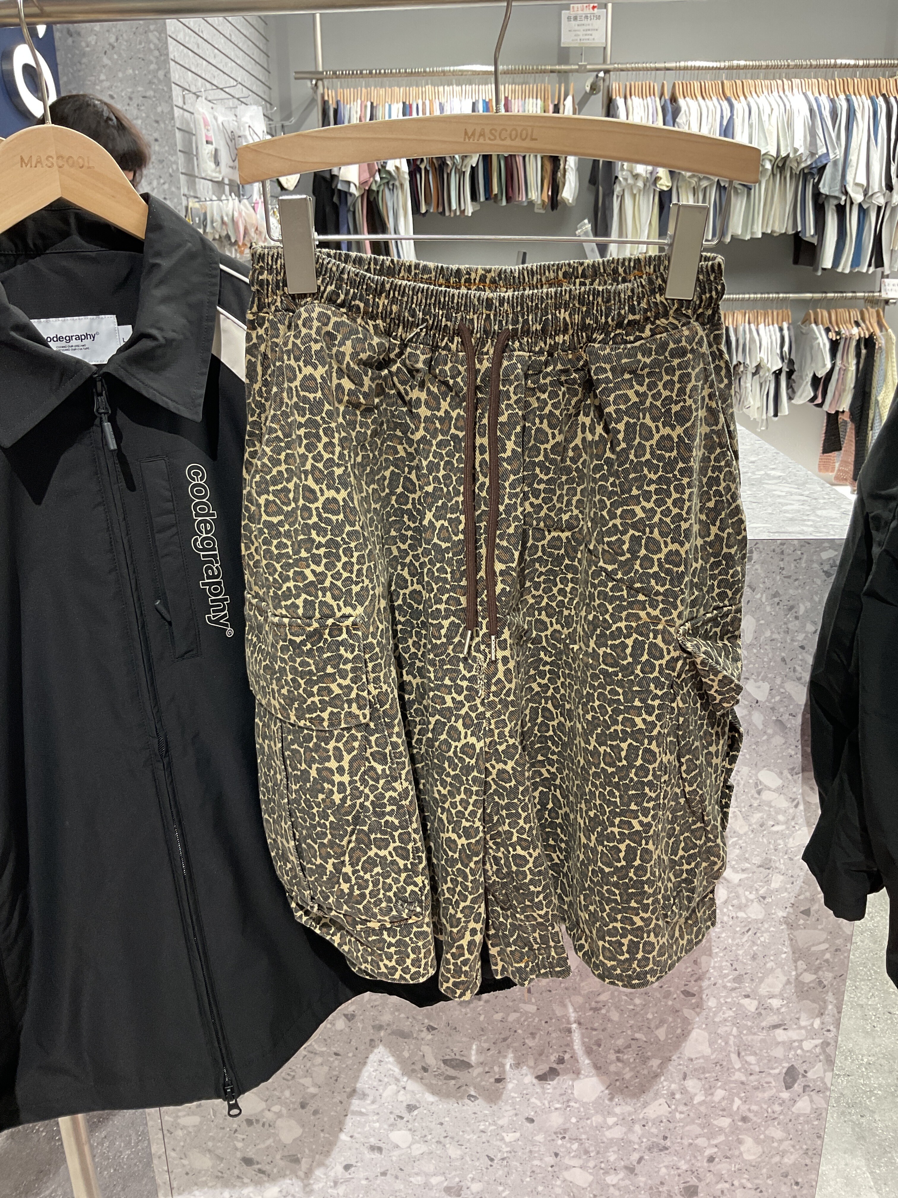 MK702豹紋工裝短褲