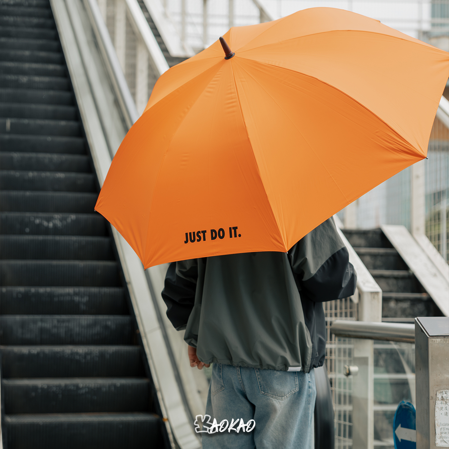 NIKE 勾勾 JUST DO IT 立傘 橘底白字