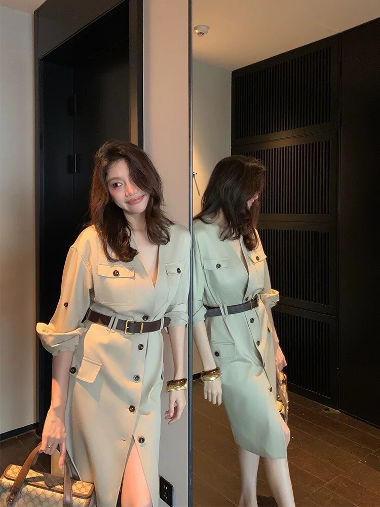 奶茶杏附腰帶V領排釦氣質長洋裝-S-L (Elegant & Love)