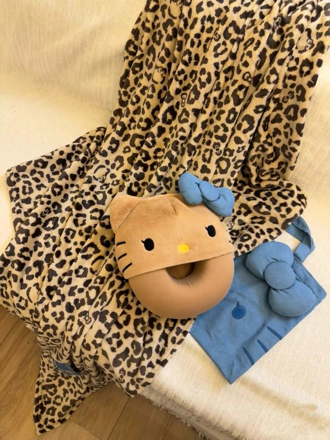 【現貨】HELLO KITTY X TBH U型枕 毯子 帆布袋 三件組 旅行套裝 黑皮 凱蒂貓