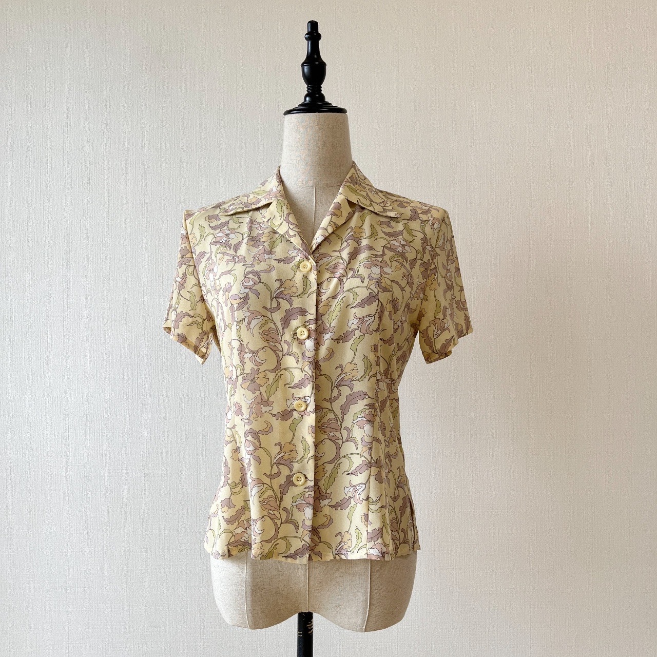 淡黃色復古藤蔓印花上衣