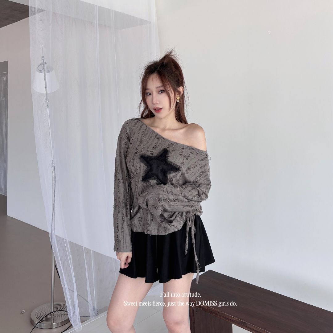 【辣妹氛圍感】DOMISS 星星破洞斜肩抽繩針織上衣-2色 長袖上衣 (限量)